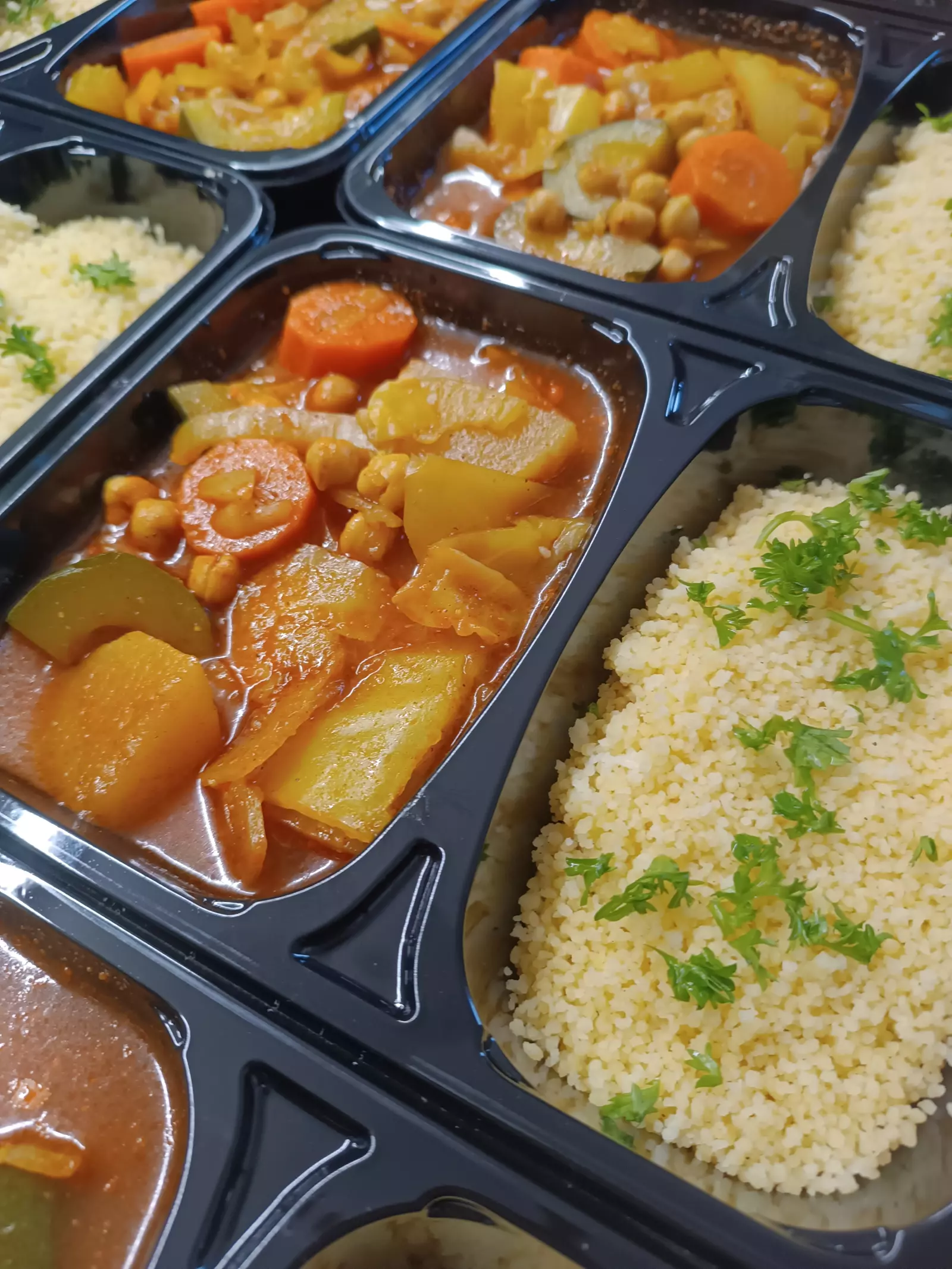 Photo du produit Couscous végétarien (semoule, chou, oignons,pois chiches, courgettes, carottes, navets & céleri)